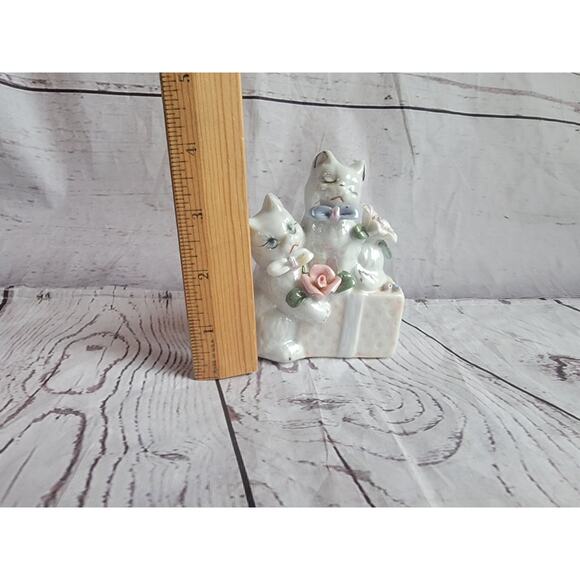 Vintage 4in Tall Cats Kittens W/ Flowers On A Present Figurine - Picture 5 of 9